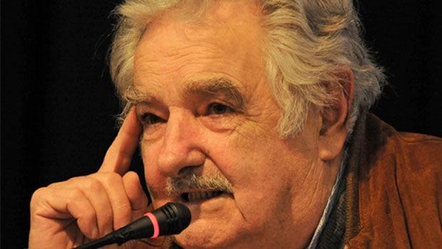 Mujica señaló que "las firmas están" y pidió "salir casa por casa" para llegar al referéndum contra la LUC