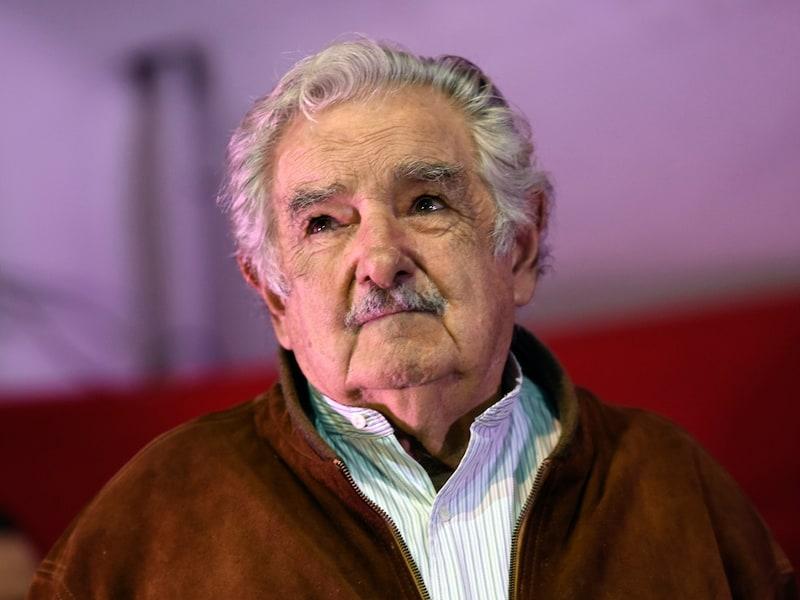 No puede haber felicidad si previamente no se soluciona el problema de los medios materiales y del trabajo