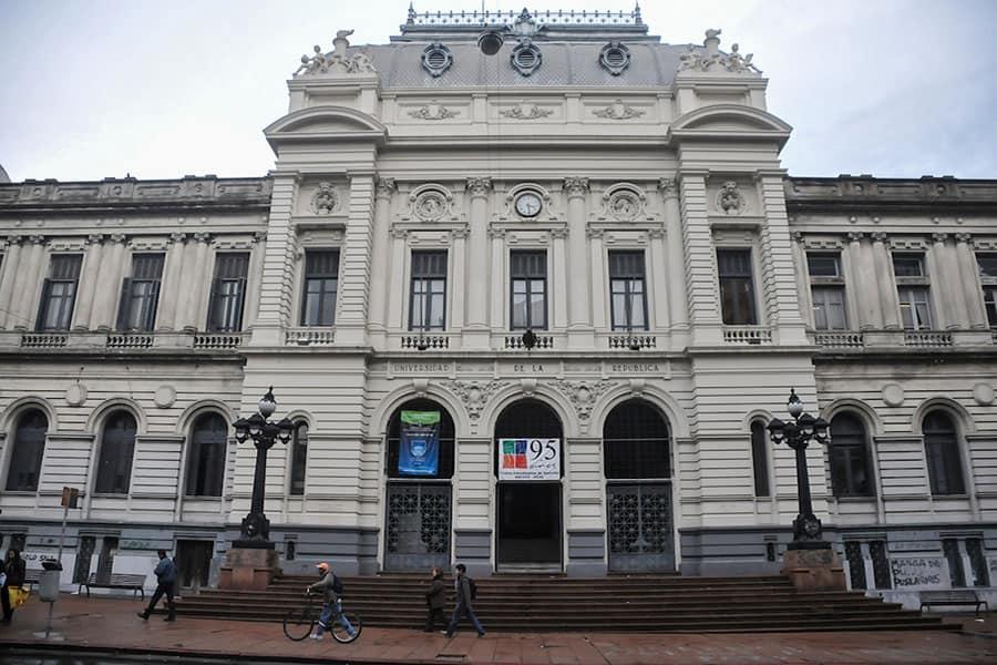 Fachada de la Universidad de la República. Foto: Santiago Mazzarovich/adhocFotos