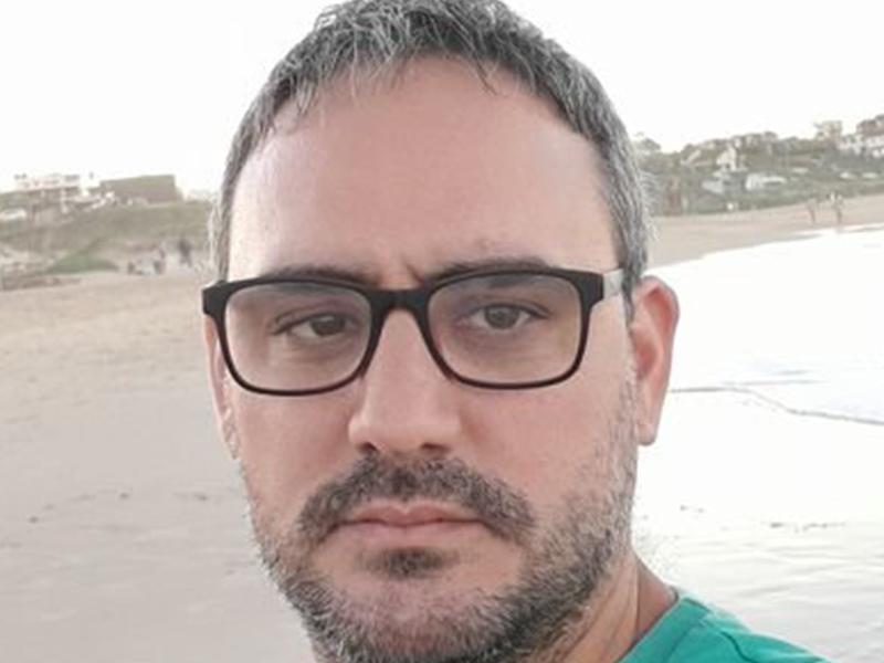 Dr. Rodrigo Suárez denunció en Twitter falta de medicamentos en el P.Rosell y fue despedido