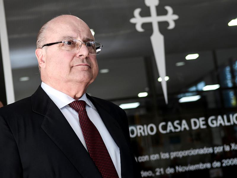 Alberto Iglesias, presidente de Casa de Galicia en un recorrido por la institución en Montevideo. Foto: Javier Calvelo / adhocFOTOS