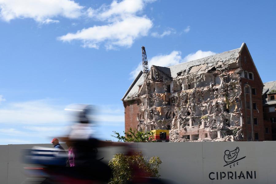 Demolición del exhotel San Rafael.