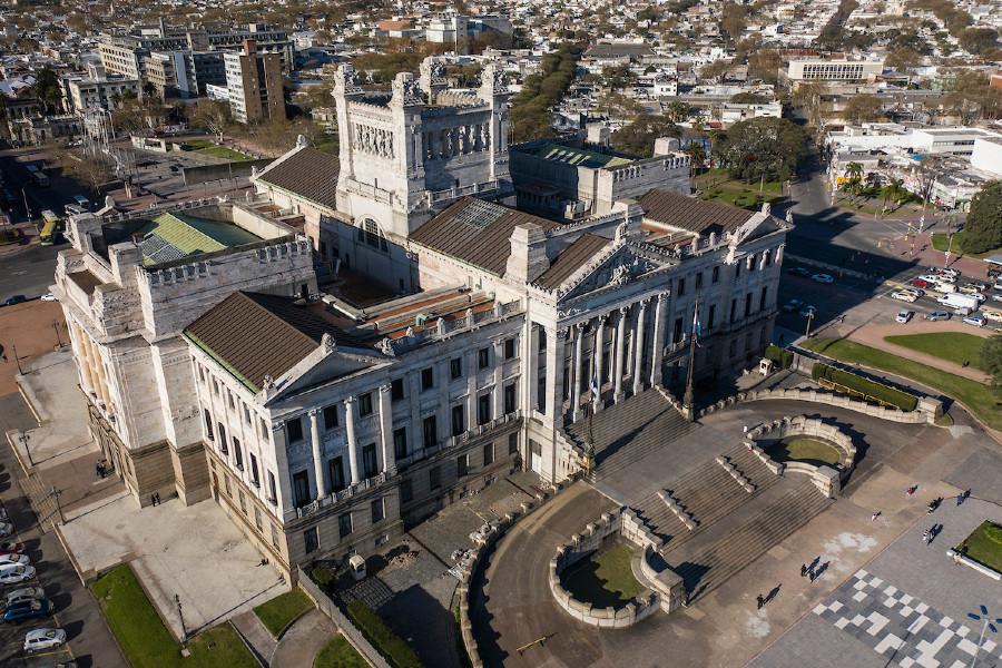 Vista del Palacio Legislativo, Montevideo. Foto: Nicolás Celaya /adhocFOTOS