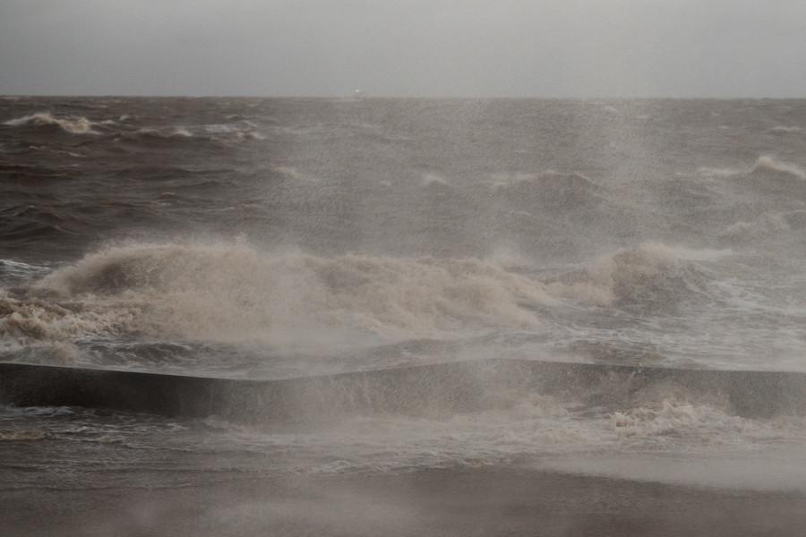 Tormenta en la Rambla Sur de Montevideo. Foto: Santiago Mazzarovich / adhocFOTOS