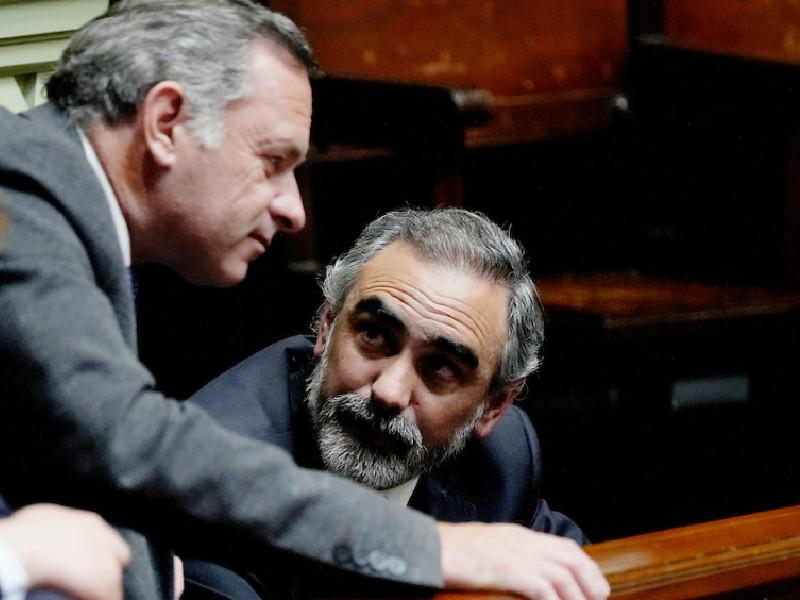 Alvaro Delgado y Nicolas Martinez durante la Comisión General del Senado en el Palacio Legislativo en Montevideo. Foto: Javier Calvelo / adhocFOTOS
