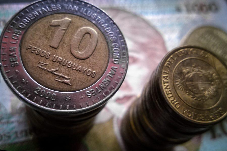 Javier Calvelo/ URUGUAY/ MONTEVIDEO/ Dinero uruguayo para notas sobre economia.