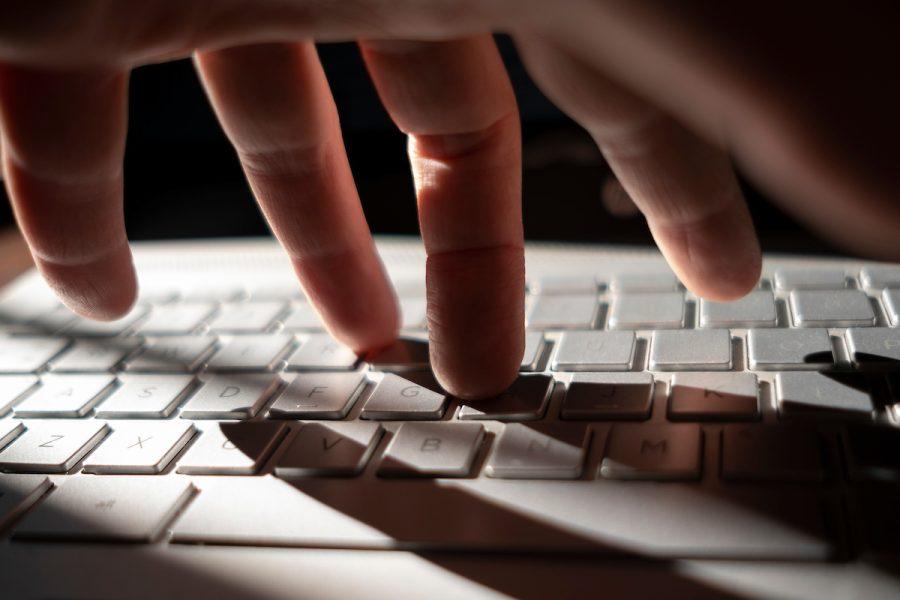 Policía detuvo a hacker vinculado a robo de información y ataques a sitios gubernamentales