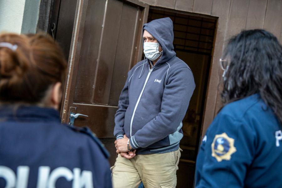 Carlos Taroco siendo conducido desde Fiscalia General de la Nacion al Juzgado de Juan Carlos Gomez en Montevideo. Foto: Mauricio Zina / adhocFOTOS