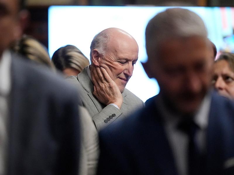 Roberto Lafluf durante el desarrollo de la conferencia de prensa de Heber y Ferres tras un cuarto intermedio de la Comisión General del Senado por el caso astesiano el 12 de octubre de 2022 en el Palacio Legislativo en Montevideo. Foto: Javier Calvelo / adhocFOTOS