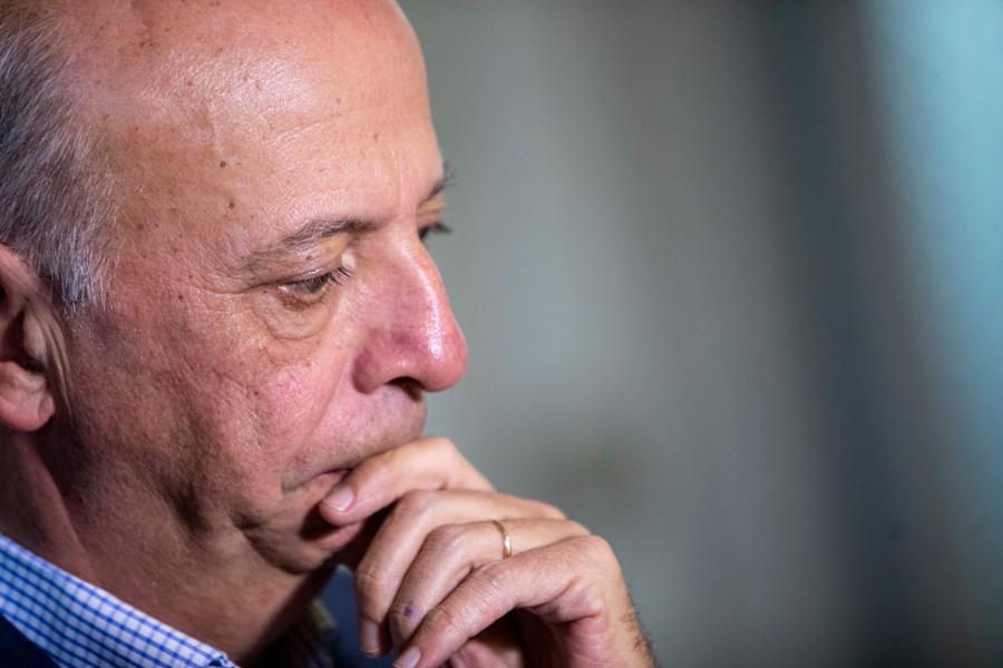 Javier Garcia durante el acto de reconocimiento a las tres primeras oficiales de las Fuerzas Armadas en obtener el grado de coronel, en el Ministerio de Defensa en Montevideo. Foto: Mauricio Zina / adhocFOTOS