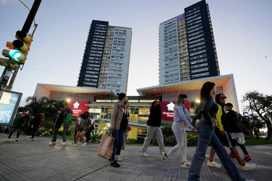 Despliegue de la Policía y la Guardia Republicana por disturbios en la zona de Nuevocentro Shopping en Montevideo. Foto: Javier Calvelo / adhocFOTOS