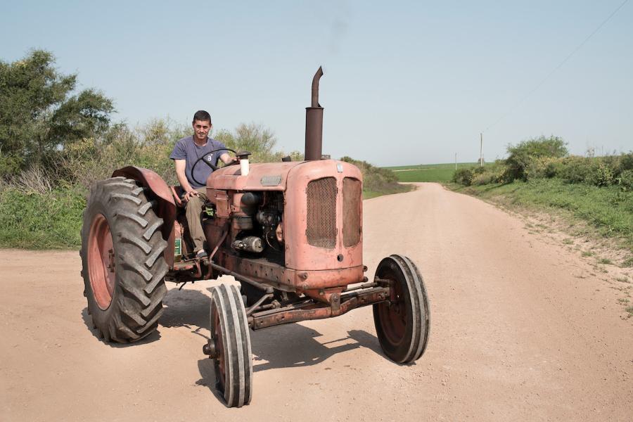 Uruguay / Montevideo / 2016 Camineria rural en colonia Tomas Berreta. Rio Negro, proximo a Fray Bentos, 22/09/2016. En la foto, Daniel Diaz, pequeño productor de la zona que explota un campo del Instituto de Colonizacion. Foto: Ricardo Antúnez / adhocFOTOS