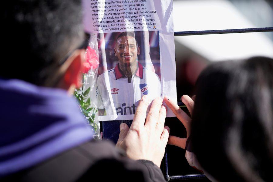 La sede de Nacional en fotos: homenaje y flores por la muerte de Juan Izquierdo