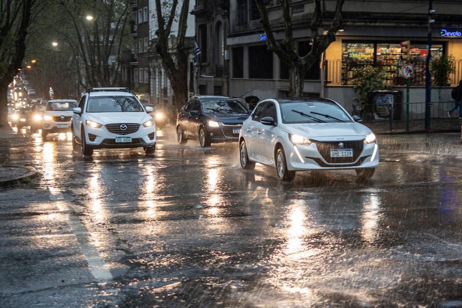 Tormenta en el barrio Pocitos en Montevideo. Foto: Mauricio Zina / adhocFOTOS