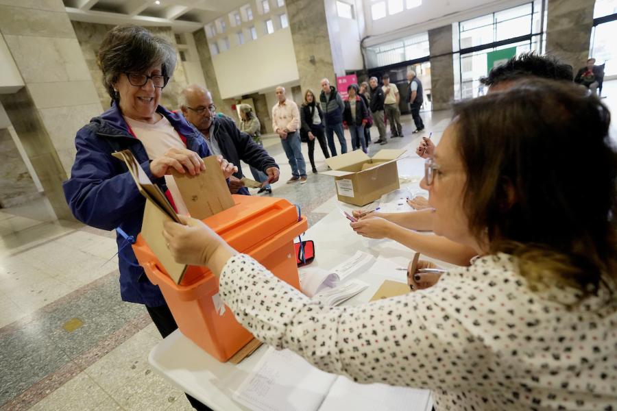 Durante la votación en las Elecciones Nacionales en circuito de la Intendencia de Montevideo. Foto: Javier Calvelo / adhocFOTOS