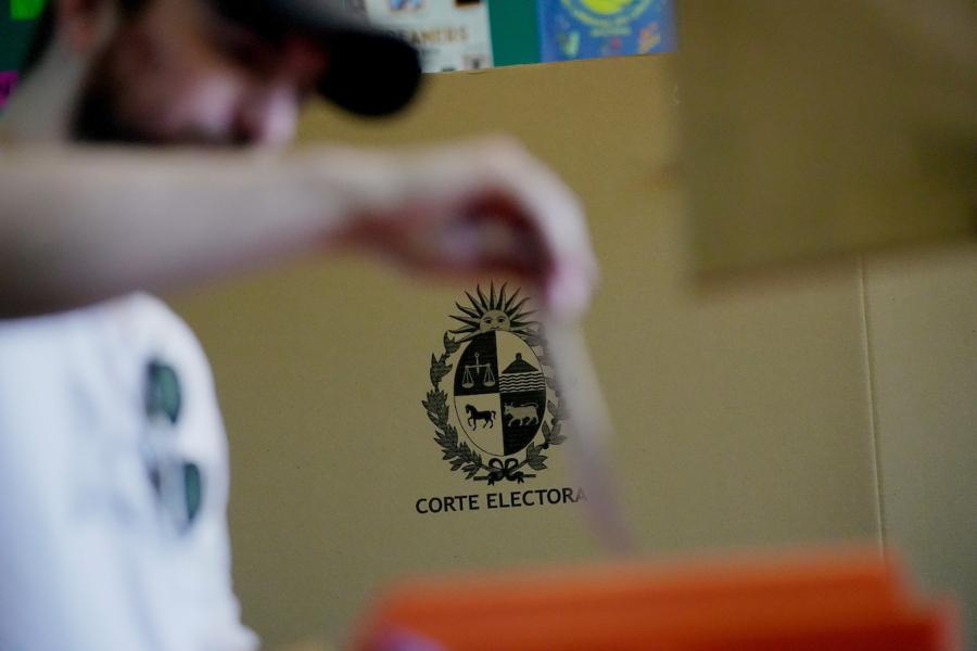 Durante la votación en circuito en el colegio La Mennais del barrio Malvín en Montevideo. Foto: Javier Calvelo / adhocFOTOS