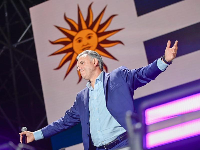 Yamandú Orsi antes del discurso de este domingo 24 de noviembre. Foto: Twitter Yamandú Orsi.