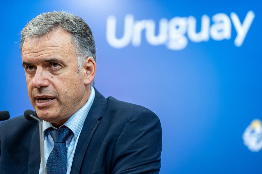 Yamandu Orsi en conferencia de prensa tras su primera reunion de transición de gobierno en Torre Ejecutiva en Montevideo. Foto: Mauricio Zina / adhocFOTOS
