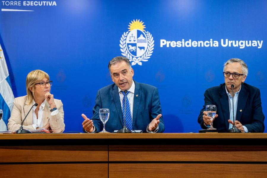 Cristina Lustemberg, Yamandú Orsi y Rodrigo Arim durante la conferencia de prensa tras el Consejo de Ministros en la Torre Ejecutiva en Montevideo. Foto: Mauricio Zina / adhocFOTOS