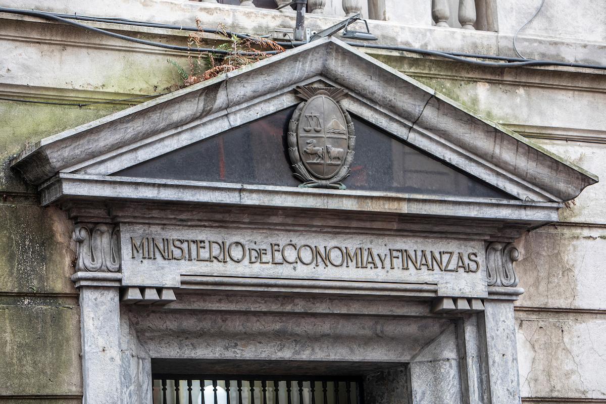 Presupuesto: MEF incluye Impuesto Mínimo Global y recuerda que ya se gravan intereses de depósitos uruguayos en el exterior