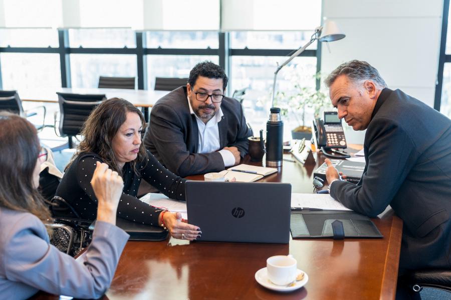 Cecilia San Román, Fernanda Cardona, Alejandro Sánchez y Yamandú Orsi, en Torre Ejecutiva. Foto: Presidencia.