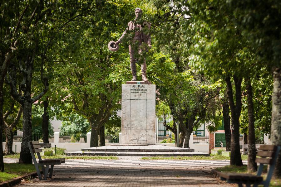 Monumento a Artigas en la Plaza publica de Ciudad de Juan Lacaze, Colonia. Foto: Javier Calvelo/ adhocFOTOS