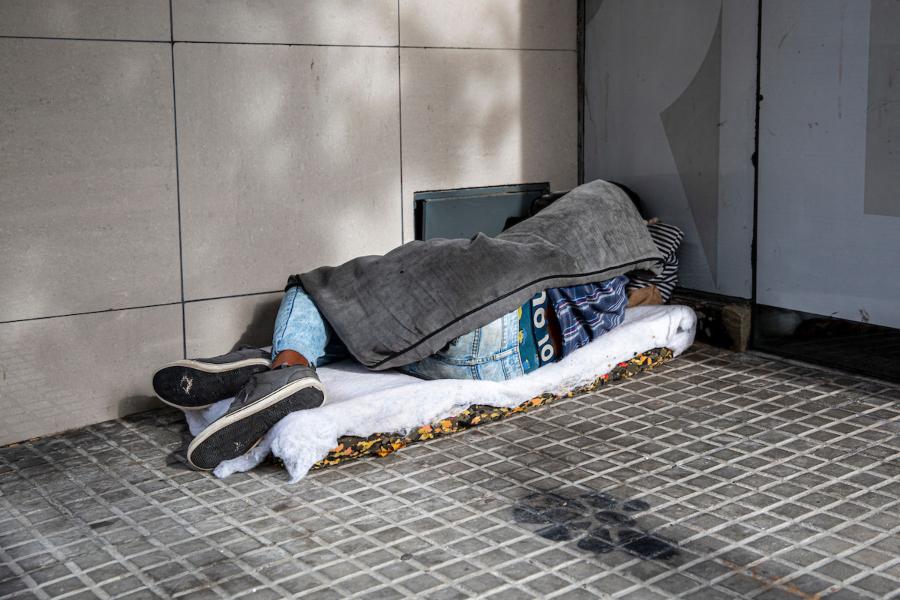 Persona en situacion de calle en el Centro de Montevideo. Foto: Mauricio Zina / adhocFOTOS