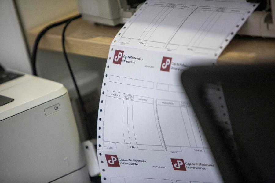Caja de Profesionales Universitarios en el barrio Centro en Montevideo. Foto: Mauricio Zina/ adhocFOTOS