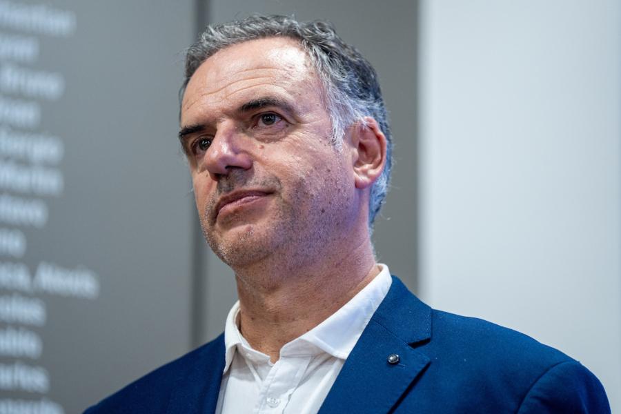 Yamandú Orsi durante la recorrida e inauguración del nuevo centro de diálisis del Hospital de Clínicas en Montevideo. Foto: Mauricio Zina / adhocFOTOS