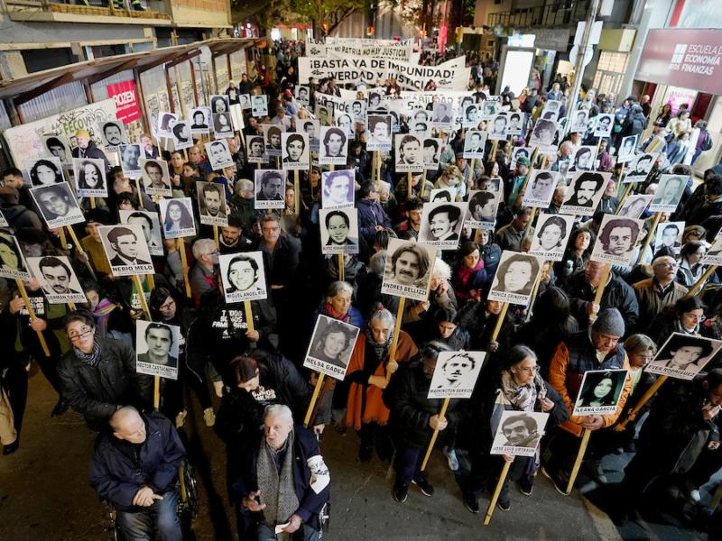 30ª Marcha del Silencio por la avenida 18 de Julio en Montevideo. Foto: Javier Calvelo / adhocFOTOS