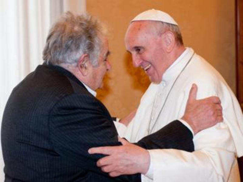 José Mujica junto al papa Francisco. Foto: Presidencia de Uruguay.