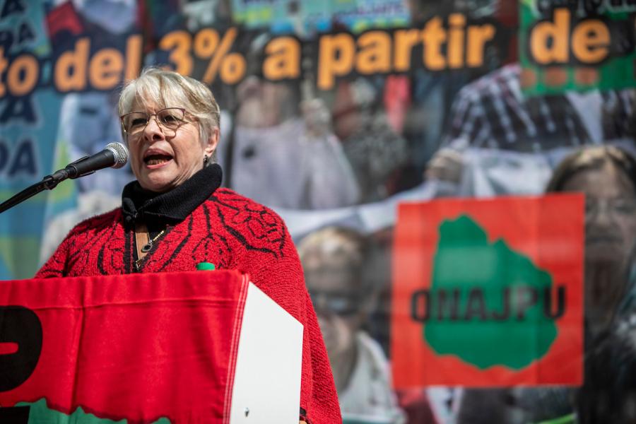 Estela Ovelar durante el acto de ONAJPU en la Plaza Independencia en Montevideo. Foto: Mauricio Zina / adhocFOTOS