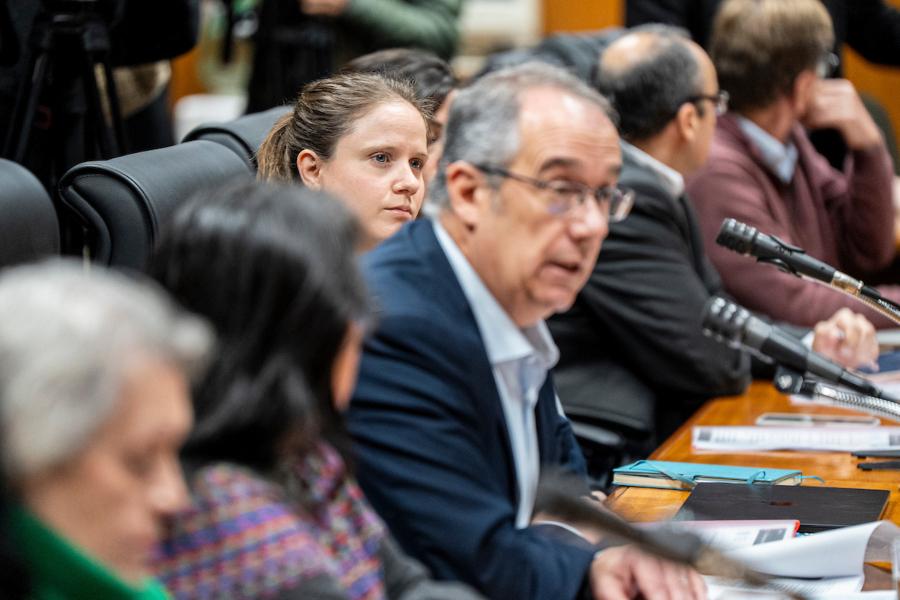 Carlos Mahía y Rocío Schiappapietra durante la comisión de Educación y Cultura por el cierre de la Biblioteca Nacional en el Anexo del Palacio Legislativo en Montevideo. Foto: Mauricio Zina / adhocFOTOS