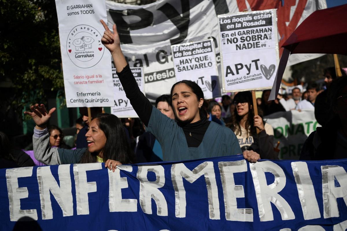 "Atención de excelencia, sueldos de miseria": huelga en el principal hospital pediátrico de Argentina