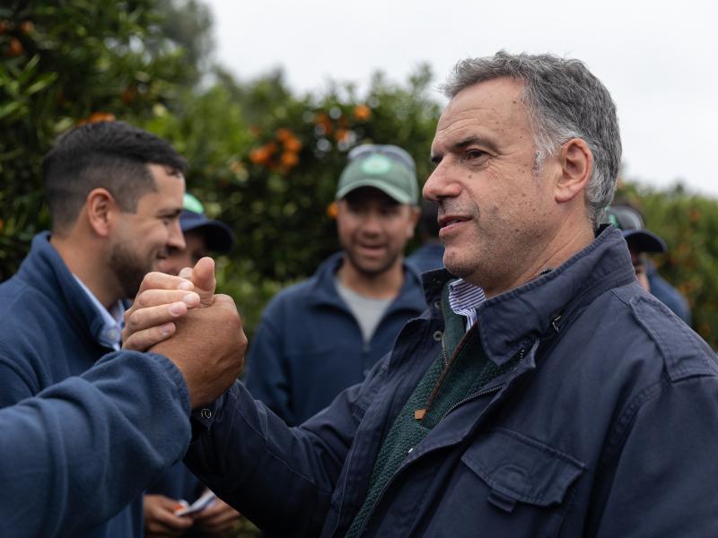 Yamandú Orsi durante el inicio de la zafra citrícola 2025 en Salto. Foto: Presidencia de Uruguay.