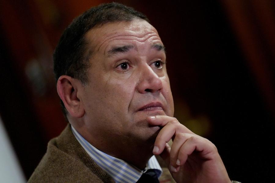 Sebastián Da Silva en la antesala del Senado en el Palacio Legislativo en Montevideo. Foto: Javier Calvelo / adhocFOTOS