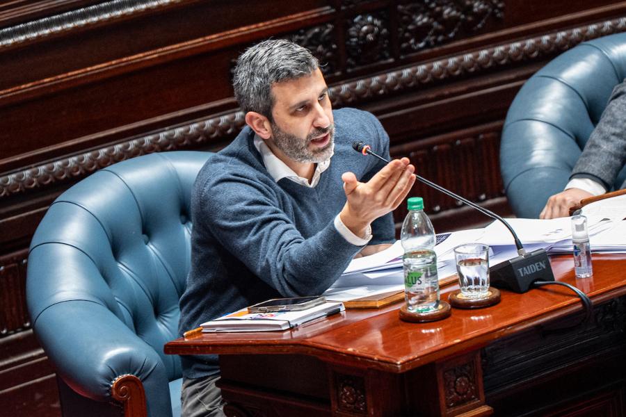 Daniel Caggiani durante la discusión y votación del proyecto de ley de la Caja de Profesionales en la Cámara de Senadores del Palacio Legislativo en Montevideo. Foto: Mauricio Zina / adhocFOTOS