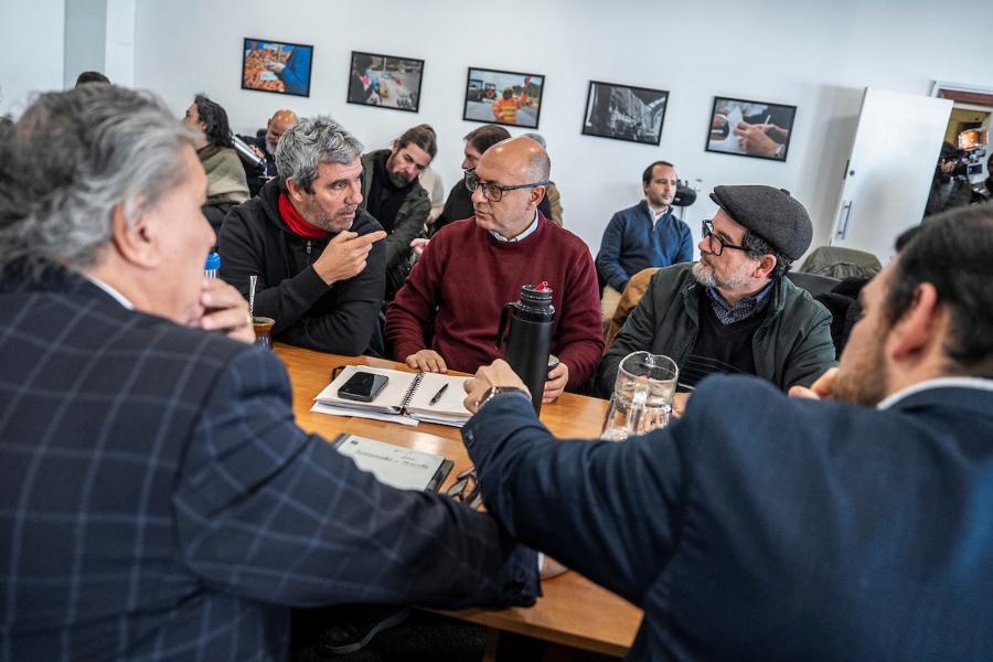Javier Diaz, Marcelo Abdala y Danilo Dardano durante el consejo Superior Tripartito en la Dirección Nacional de Trabajo en Montevideo. Foto: Mauricio Zina / adhocFOTOS