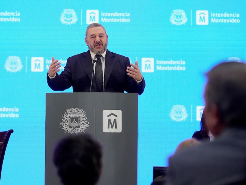 Durante la ceremonia de asunción del intendente electo de Montevideo, Mario Bergara, en el atrio de la Intendencia de Montevideo. Foto: Javier Calvelo / adhocFOTOS