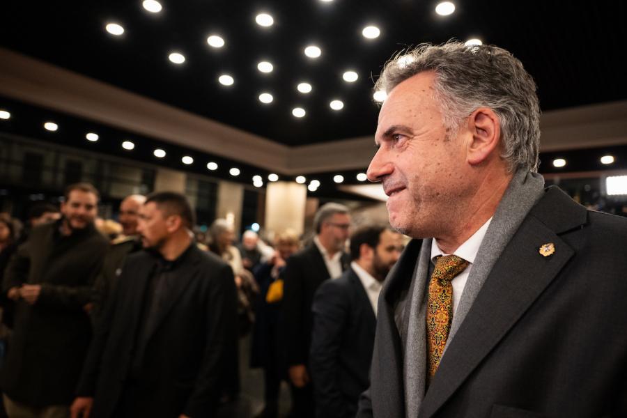 Yamandú Orsi durante el lanzamiento del diálogo social en el Auditorio del Sodre Nelly Goitiño. Foto: Santiago Mazzarovich / adhocFOTOS