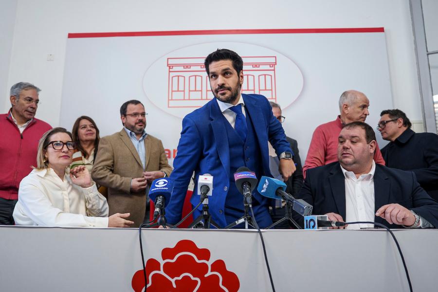 Elianne Castro, Andrés Ojeda y Walter Cervini en conferencia de prensa tras la reunión del Comité Ejecutivo Nacional del Partido Colorado para evaluar y discutir sobre el anuncio de cancelacion del Proyecto Neptuno. En la Casa del Partido Colorado en Montevideo. Foto: Mauricio Zina / adhocFOTOS