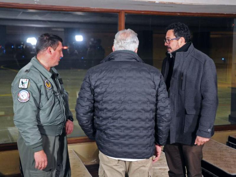 Alejandro Sánchez recorre nuevo centro de evacuados por ola de frío polar, en el exaeropuerto internacional de Carrasco. Foto: Presidencia.