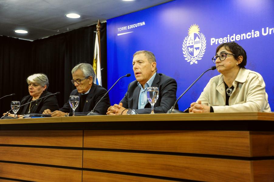 Conferencia de prensa en Torre Ejecutiva sobre el aumento diferencial a las pasividades mínimas. Foto: Presidencia.