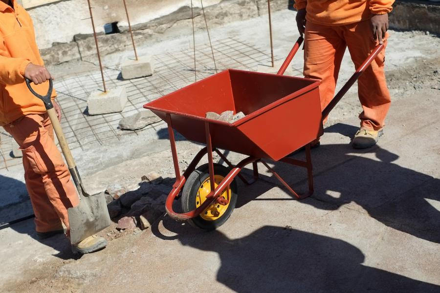 Obreros trabajando en un tramo de la rambla de Montevideo. Foto: Pablo Vignali / adhocFOTOS