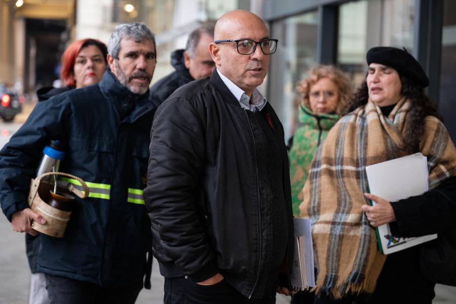 Marcelo Abdala junto a dirigentes del PIT-CNT en Torre Ejecutiva. Foto: Santiago Mazzarovich / adhocFOTOS.
