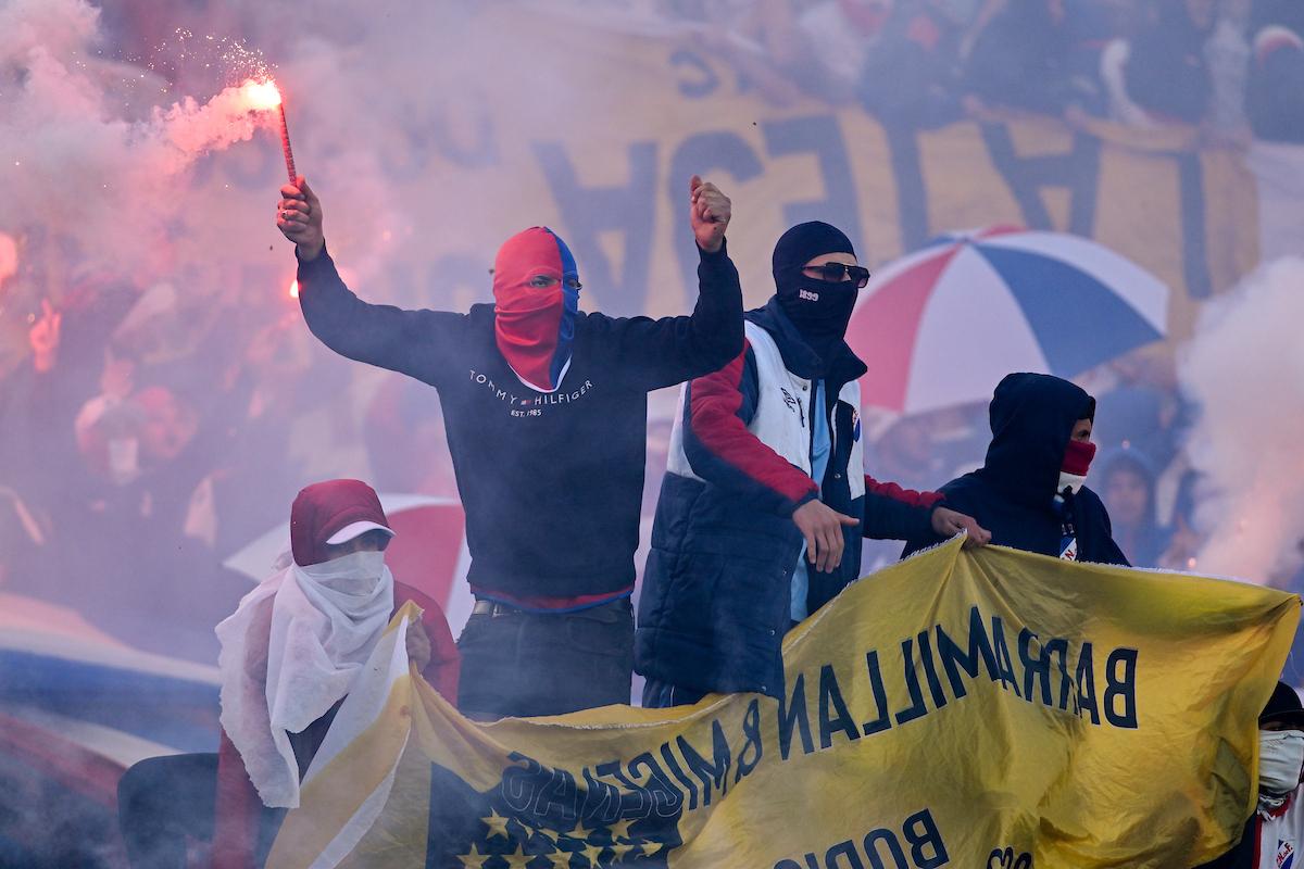 Bengala en el clásico: vínculos entre barras bravas y crimen organizado