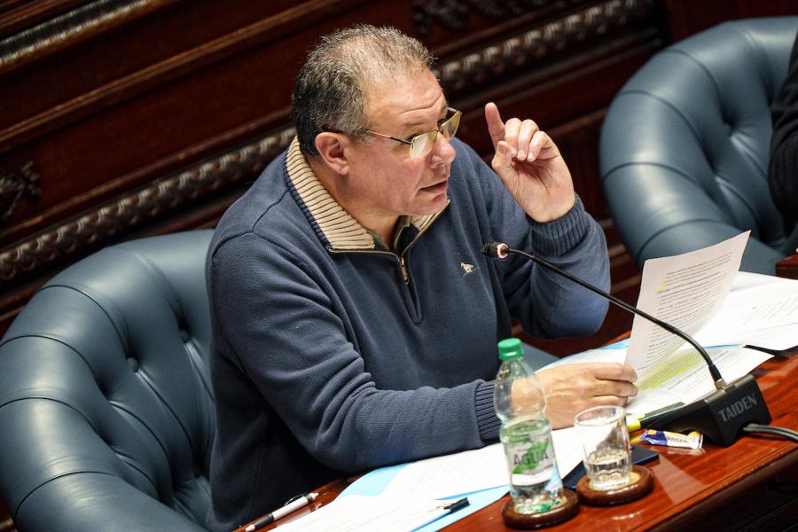 Anibal Pereyra durante la discusión y votación de la Rendición de Cuentas en la Sala de Senadores del Palacio Legislativo en Montevideo. Foto: Mauricio Zina / adhocFOTOS