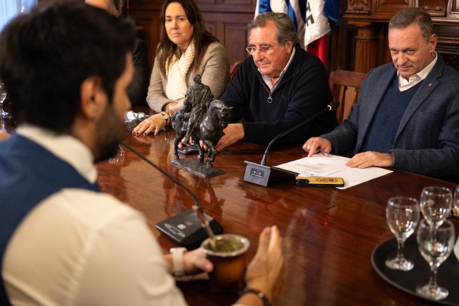 Andrés Ojeda, Armando Casteingdebat y Álvaro Delgado, en la Casa del Partido Nacional. Foto: Santiago Mazzarovich / adhocFOTOS