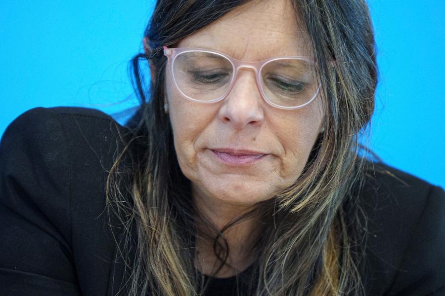 Claudia Romero durante la conferencia de prensa sobre el cierre de la primera etapa de la Estrategia Interinstitucional de Revinculación Educativa, en el salon de actos de ANEP en Montevideo. Foto: Mauricio Zina / adhocFOTOS