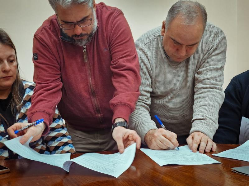 Presidente y secretario general de COFE, Martín Pereira y José Lorenzo López, firman preacuerdo con el Poder Ejecutivo. Foto: Prensa COFE.